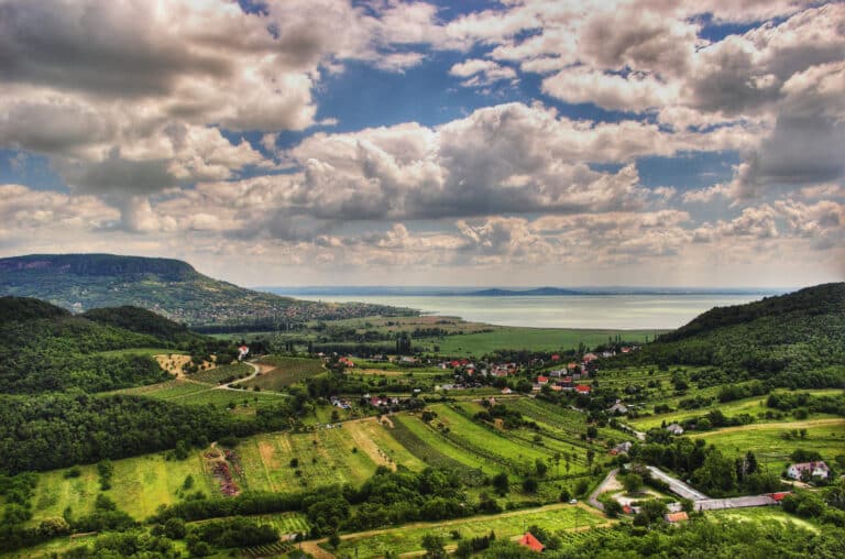 Balaton-felvidék festői táj, hegylánc és tó.